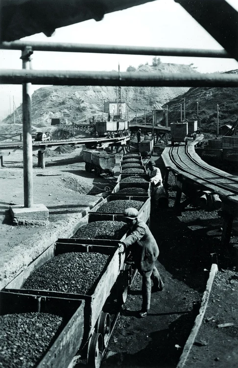 Fotografie-document: vagonete cu cărbune la Lupeni, în 1940