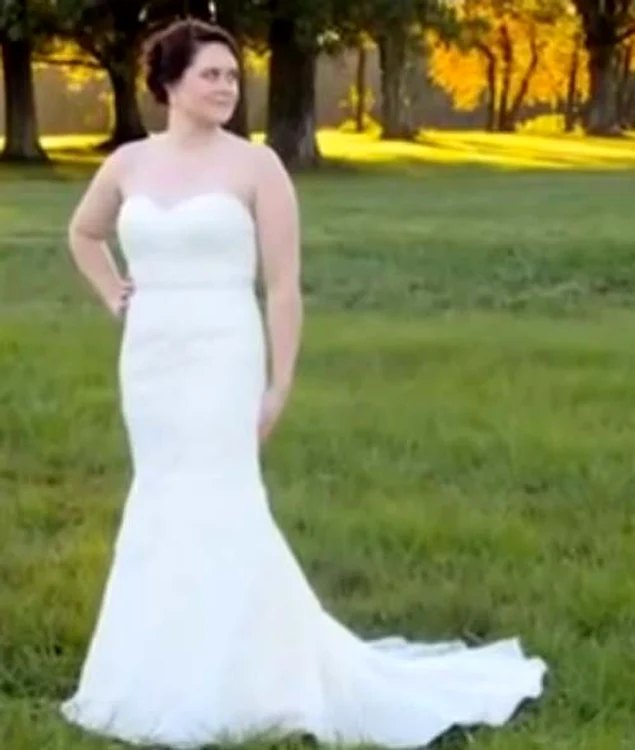 
    Tănăra şi-a vopsit rochia în mai multe culoriFoto: Captură Youtube  