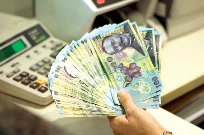 
    Sub promisiunea că le rezolvă diverse probleme, bărbatul le pretindea diverse sume de bani, după care dispărea fără urmă  