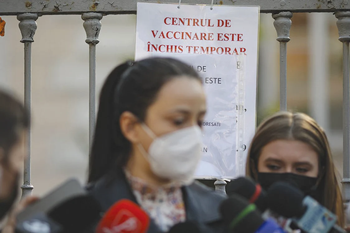
    “Vaccinare la chiuvetă”: persoanele interesate primeau adverinţă că sunt imunizate, iar serul era aruncat  