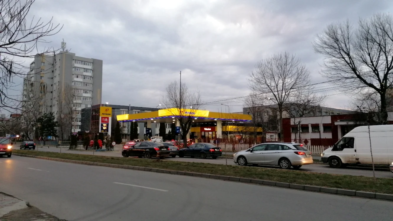 La toate benzinăriile din Slatina au cozi miercuri-seara FOTO: A.M.