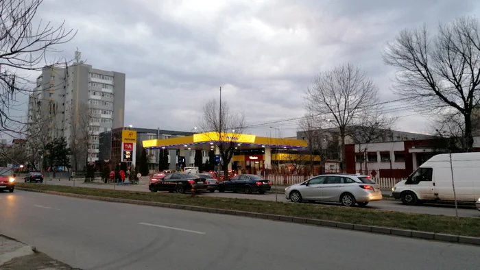 La toate benzinăriile din Slatina au cozi miercuri-seara FOTO: A.M.