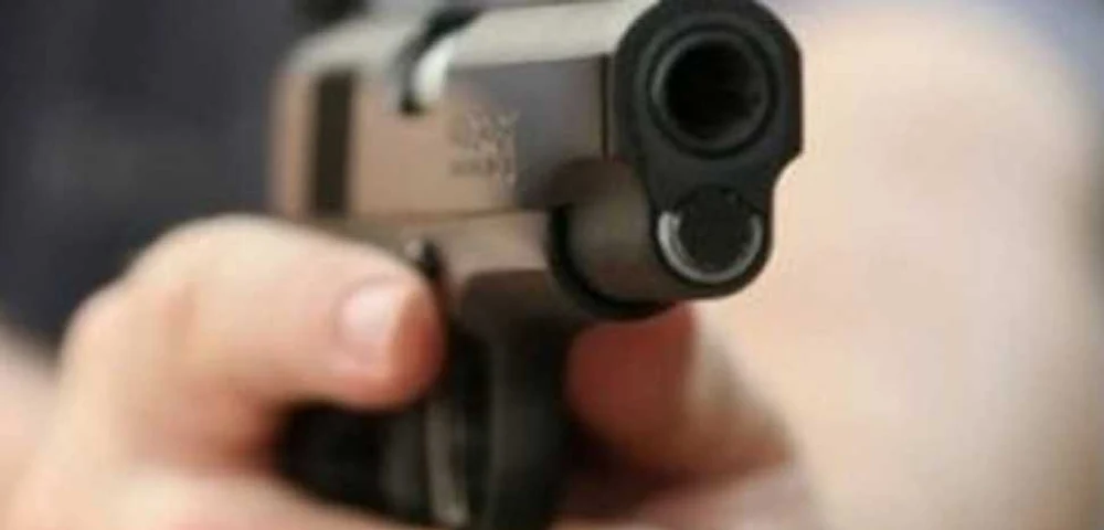 Focuri de armă în Galați: polițiștii au împușcat un bărbat care a agresat o tânără și a atacat forțele de ordine