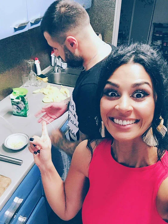 Au și o pasiune comună, și anume gătitul. Ea e specialistă în dulciuri, el în grătare și ciorbițe.