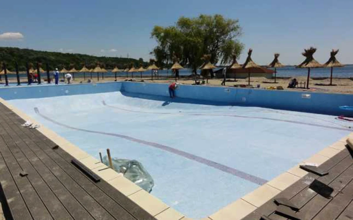 Cele două piscine se află pe locul fostei Plaje a Oltului, acum având o nouă faţă (FOTO: Mugurel Manea)