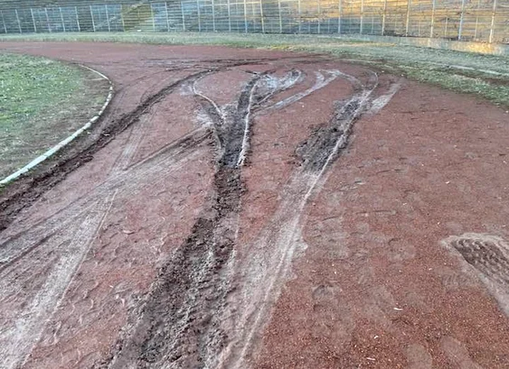Pista de atletism, plină de șanțuri FOTO: Nicolae Ciocan