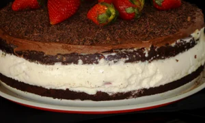 tort cu mascarpone si capsuni jpeg