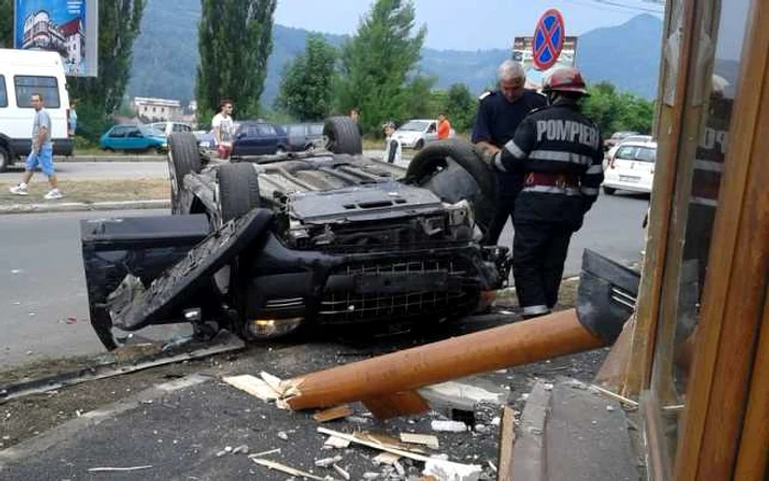 Accidentul s-a produs pe o stradă aglomerată din Petroşani. FOTO: zvj.ro