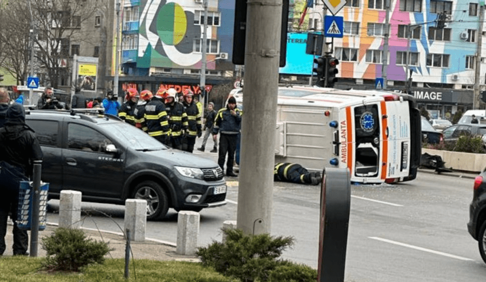 O ambulanţă care transporta o pacientă rănită, implicată într-un accident, în Capitală. Din ce cauza s-a răsturnat