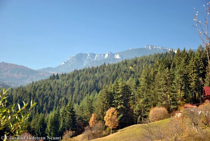 Muntele Ceahlău stăjuie ținutul eamțului FOTO ViziteazaNeamt.ro