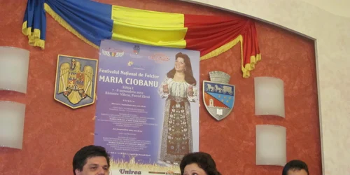 Maria Ciobanu şi Ionuţ Dolănescu la primăria din Râmnicu Vâlcea