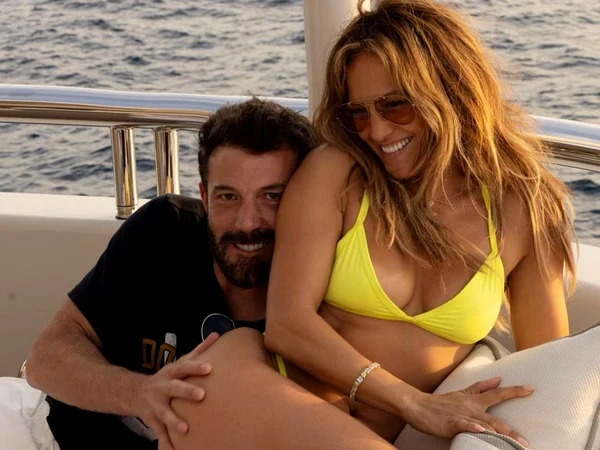 Ben Affleck i-a pus întrebarea lui JLo cu un inel de 1.2 milioane $ (foto: Instagram)