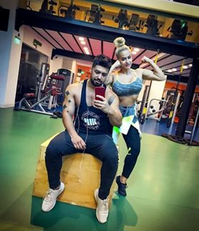 
    Brațele lucrate sunt ale soțului cântărețeifoto: arhiva personală  