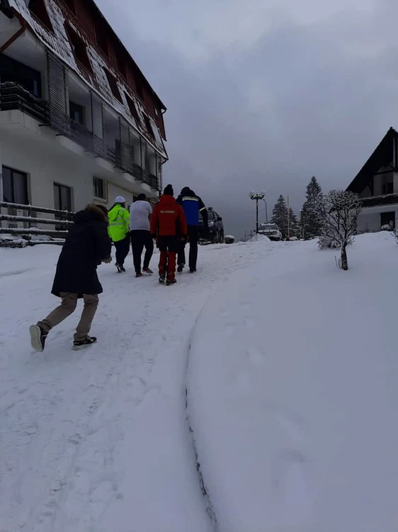 Un tânăr a plecat desculţ din hotelul din Poiana Braşov în care stătea cu prietenii FOTO Salvamont Poiana Braşov