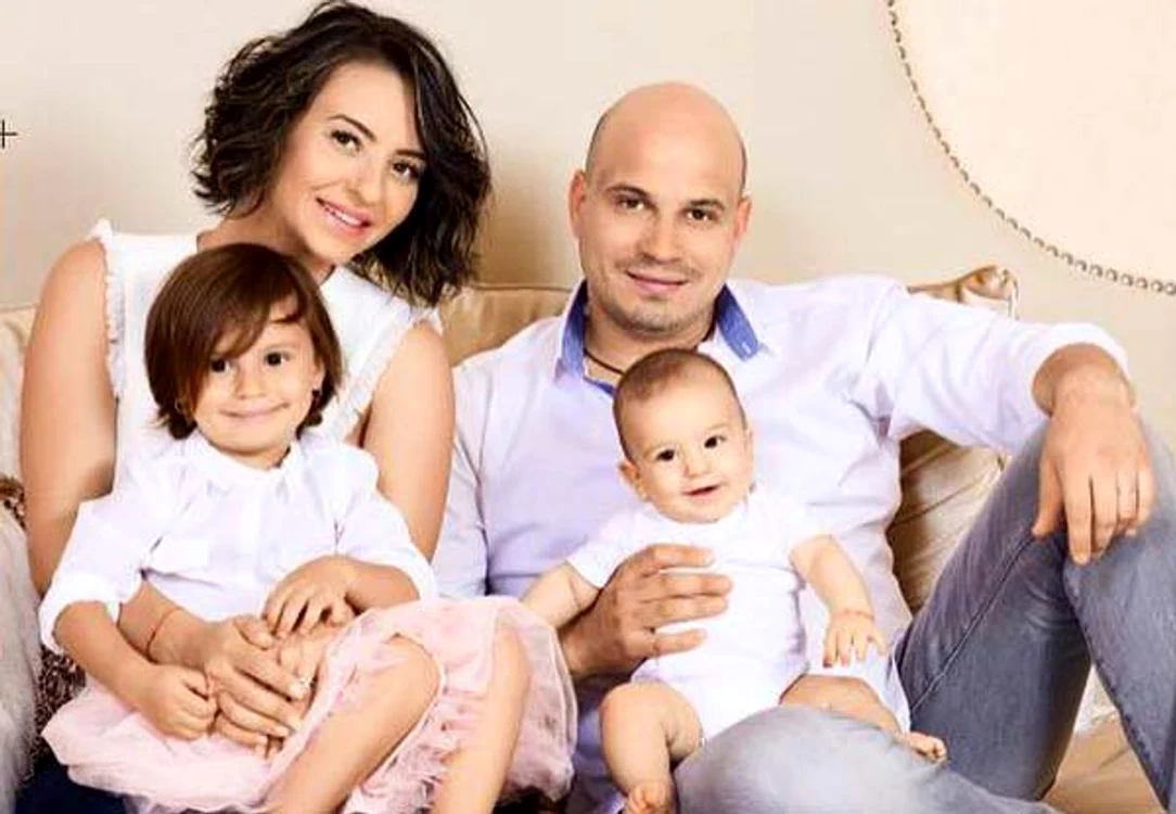 
    Giulia Anghelescu, alături de familia ei FOTO: Arhiva personală  