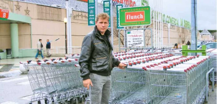 Marian Pop, în faţa magazinului din oraşul spaniol Alcala de Henares care i-a adus noroc  