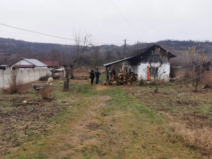 Familia Burugă trăieşte în condiţii greu de închipuit Foto: Marius Simionică