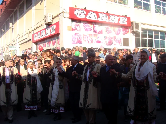 Horă în Piaţa Centrală