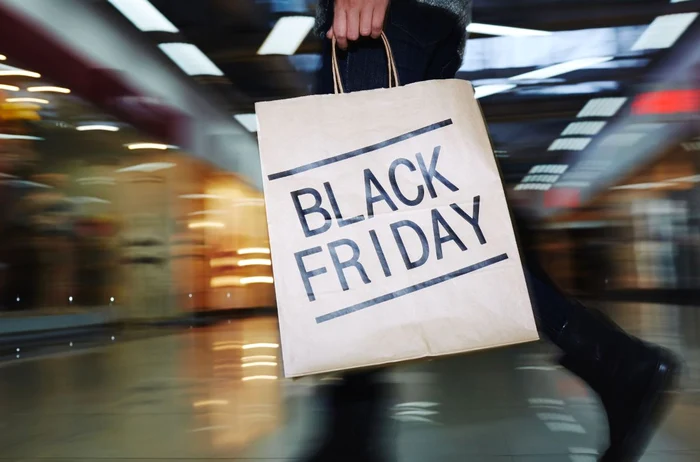 Nouă din zece români îşi planifică cumpărăturile în perioada reducerilor de Black Friday