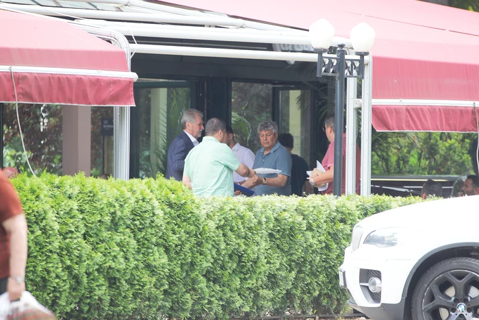 
    Cei doi prieteni vechi  au băut o cafea la  o terasă de fiţe  