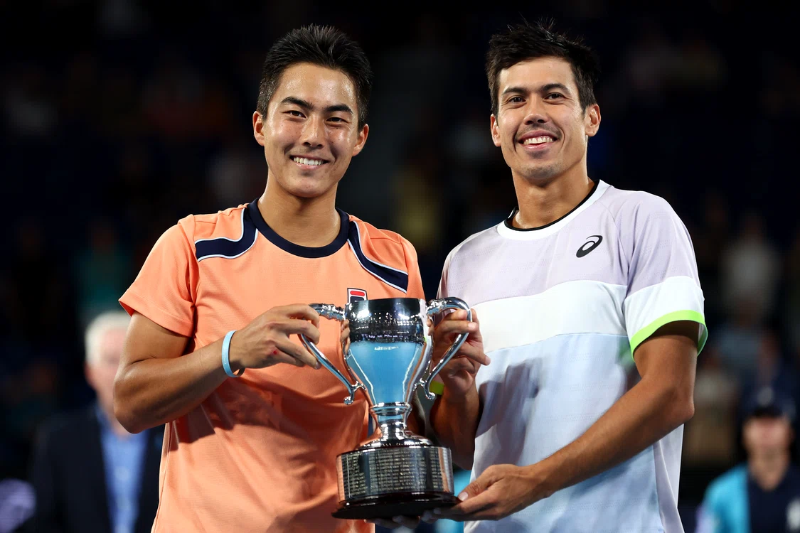 Rinky Hijikata şi Jason Kubler cu trofeul de la Australian Open FOTO> Gettyimages