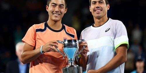 Rinky Hijikata si Jason Kubler cu trofeul de la Australian Open Foto Gettyimages 
