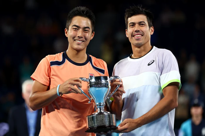 Rinky Hijikata şi Jason Kubler cu trofeul de la Australian Open FOTO> Gettyimages