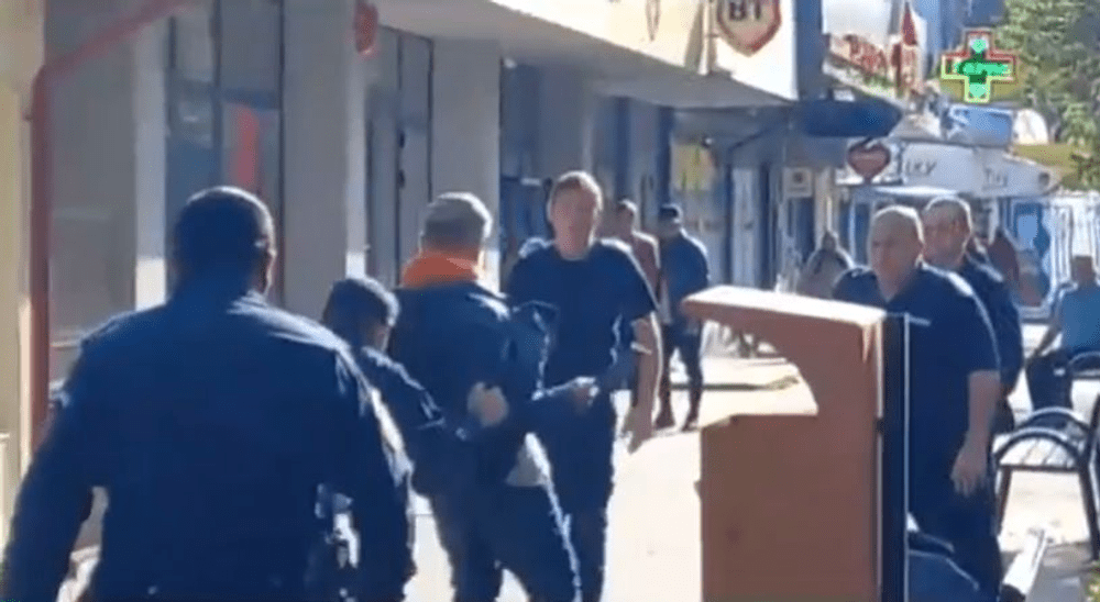 Un bărbat care ameninţa trecătorii cu un satâr, pe o stradă din Focşani, prins de jandarmi VIDEO