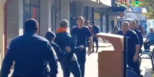 barbatul care ameninta cu un satar pe strada in focsani captura video