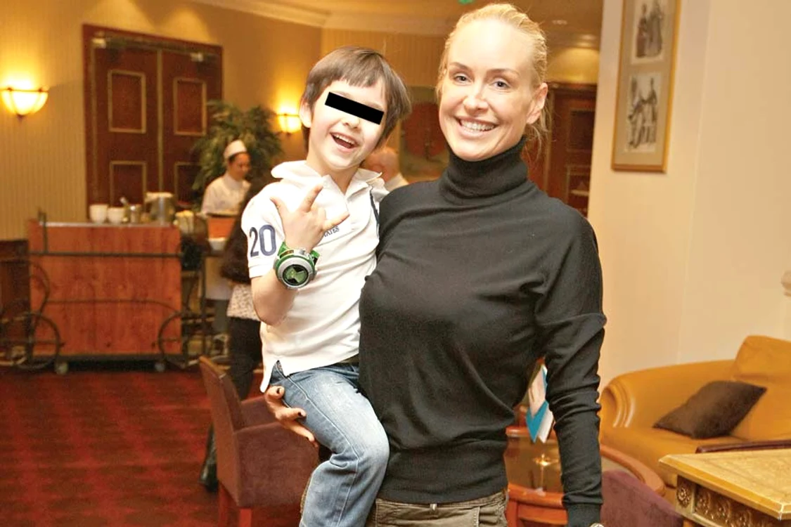 
    Vica, alături de fiul ei Edan (5 ani). După 16 ani de iubire cu Piţurcă, ea s-a decis să-l  dea în judecată pentru ca băieţelul lor să  aibă şi oficial, în acte, un tată  