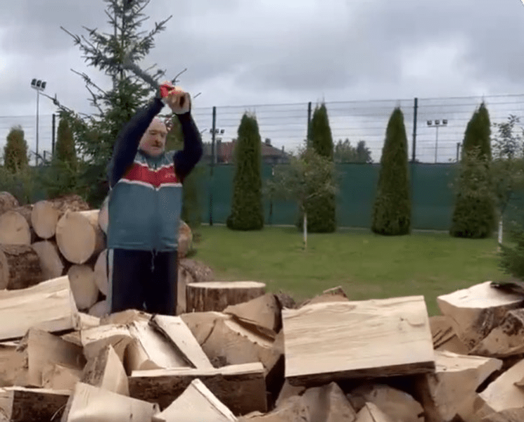 Lukașenko se filmează tăind lemne pentru „frații europeni”: „Să nu moară de frig”, ironizează liderul belarus VIDEO