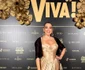 Oana Roman, rochie aurie cu decolteu generos