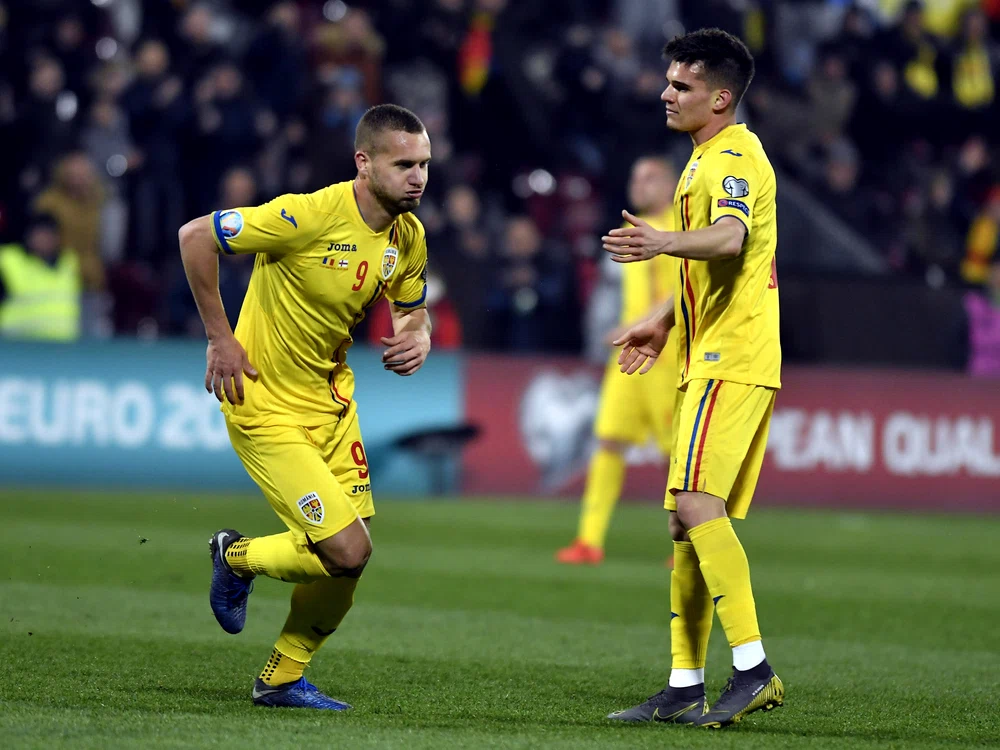 
    Ianis Hagi îl felicită pe George Pușcaș după golul marcatFoto: sportpictures.eu  