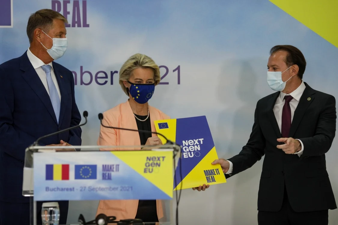 Klaus Iohannis, Ursula von der Leyen (şefa Comisiei Europene) şi Florin Cîţu FOTO Inquam Photos / Octav Ganea