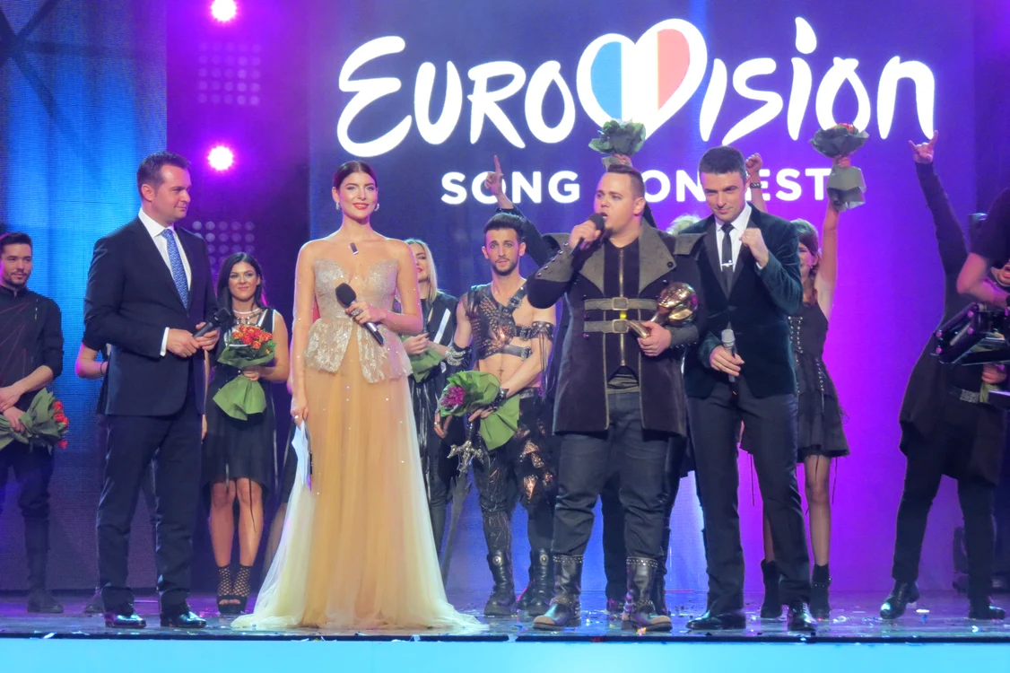 Cu trofeul Eurovision România 2016 în mână, Ovidiu Anton a ținut un mic discurs, apoi a mai cântat o dată melodia „Moment Of Silence”