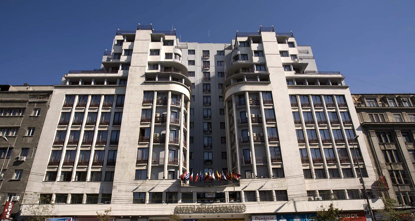 Hotelul Ambasador se află pe Bulevardul Magheru din Capitală