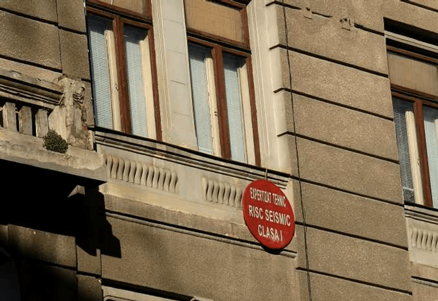 Interzis la închirieri de locuințe în blocurile cu bulină roșie
