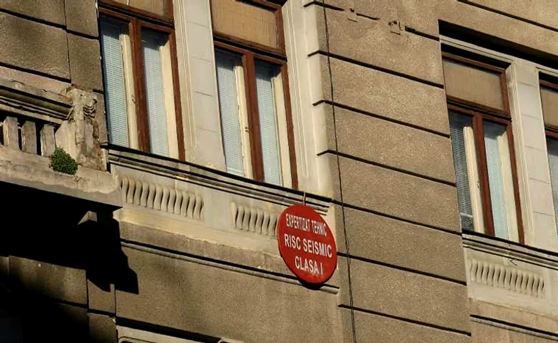 În practică, proprietarii nu sunt obligați să comunice că blocurile sunt cu bulina rosie