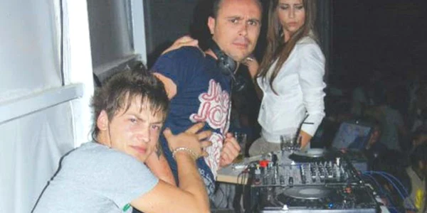 DJ Fofo (centru) s-a fotografiat alături de prietenii săi chiar în seara tragediei