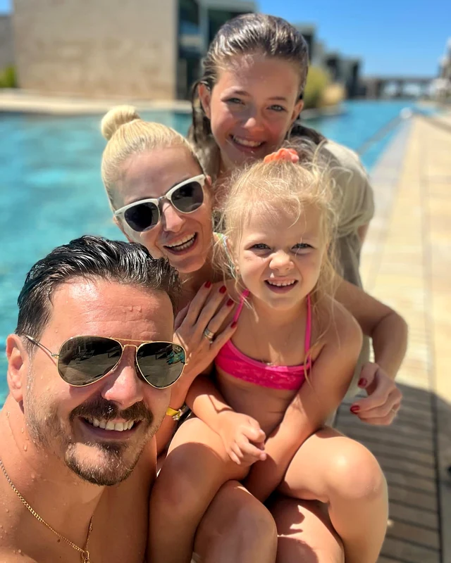 Mihai Petre are o familie frumoasă