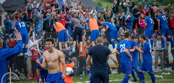 Fiestă în tribunele Stadionului Bucovina Pojorâta după promovarea în Liga a II-a. FOTO: gazetasv.ro