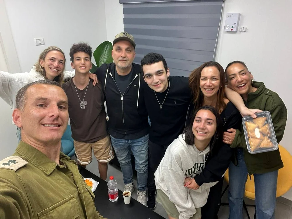 Edan Alexander a fost reunit cu familia lui. FOTO: X / @AvivaKlompas