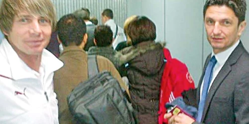 Deac (stânga) şi Lucescu au stat la coadă ca să intre în avion, în timp ce Bozovici s-a grăbit să ocupe un loc la geam