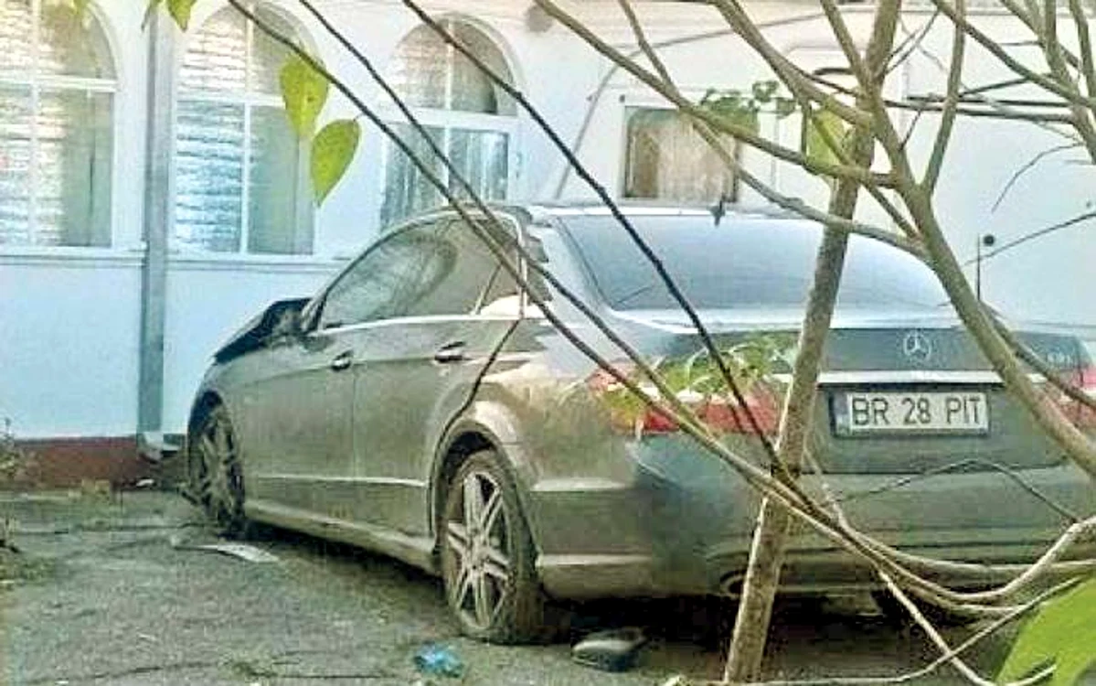 
    Bolidul avariat în urma  coliziunii cu un gard  