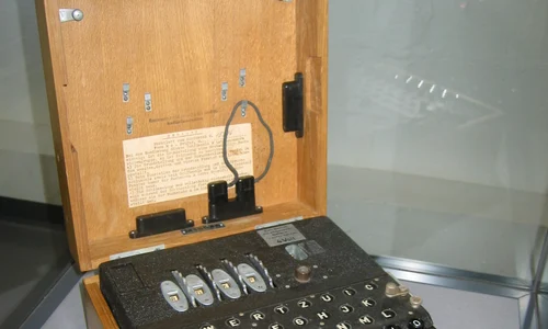 O mașină Enigma M4 (© Magnus Manske / Wikimedia Commons)