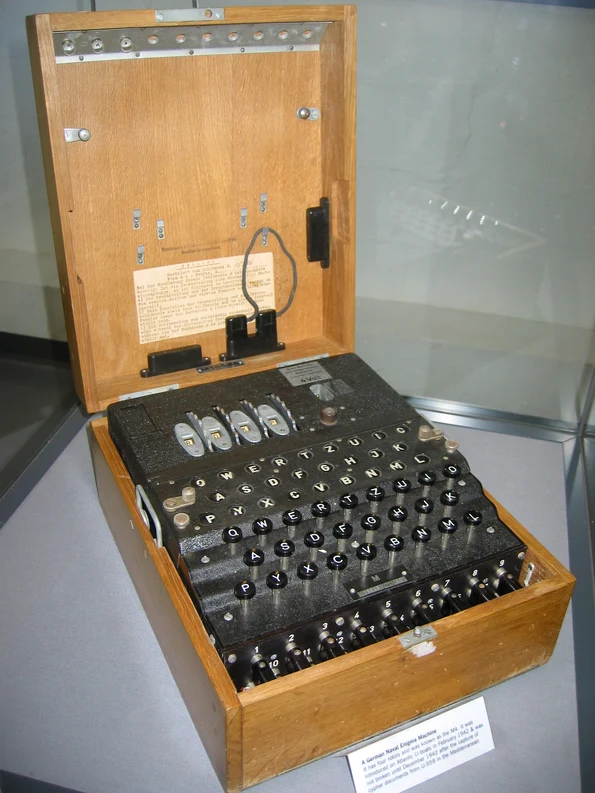 O mașină Enigma M4 (© Magnus Manske / Wikimedia Commons)