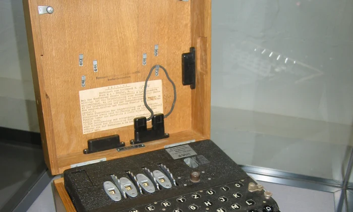 O mașină Enigma M4 (© Magnus Manske / Wikimedia Commons)