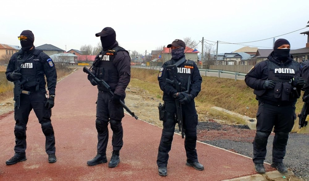 Razie şi percheziţii cu mascaţii în Ploieşti, în mai multe dosare de tâlhărie şi furt