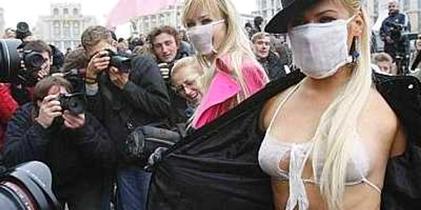 FOTO Protest în costum de baie împotriva virusului H1N1