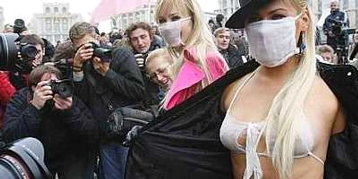FOTO Protest în costum de baie împotriva virusului H1N1